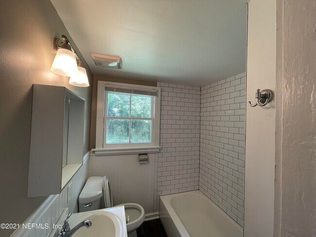 Foto del edificio - 4329 Lakeside Dr