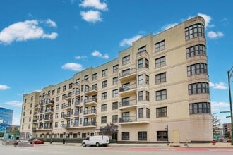 Building Photo - 520 N Halsted St