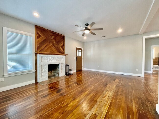 Foto del edificio - Historic Landmark Meets Modern Farmhouse Charm in San Marcos