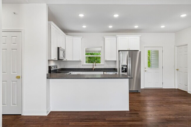 Building Photo - 551 Skyview Dr