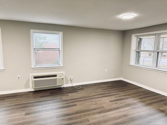 Foto del edificio - **NEW PRICE** All Utilities Included Plus Washer and Dryer!**