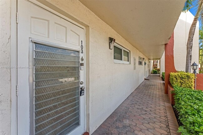 Foto del edificio - 9811 N Hollybrook Lake Dr