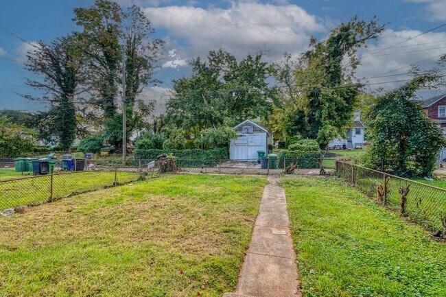 Building Photo - 3035 Glen Ave