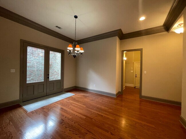 Building Photo - Inviting 3 Bed, 2 Bath Home in Lakeshore G...