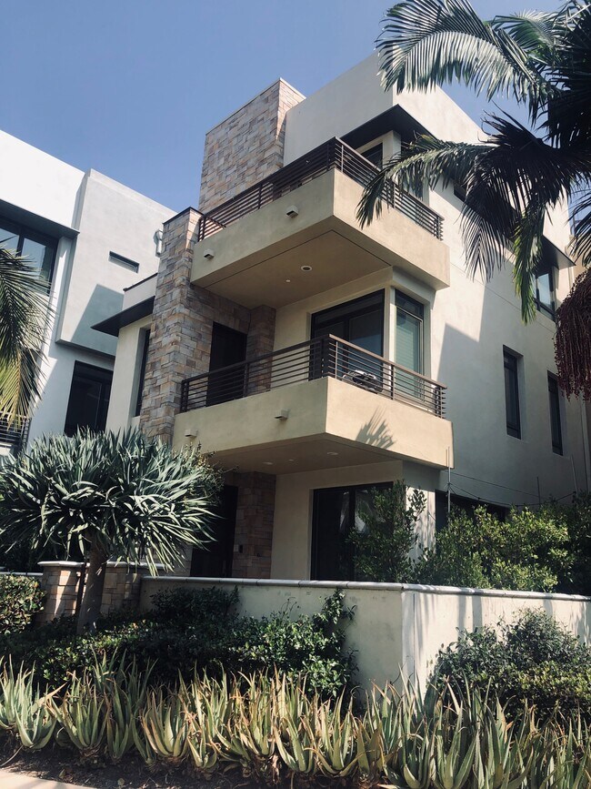 Building Photo - 5839 Seahorse Ct