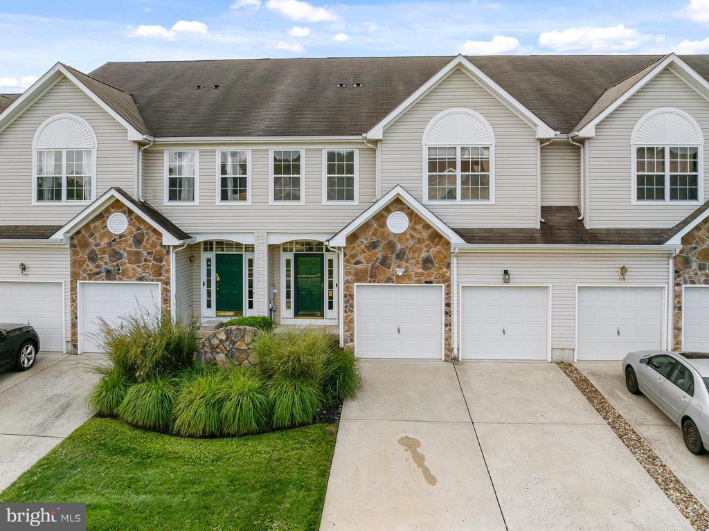 Foto principal - 156 E Country Club Dr