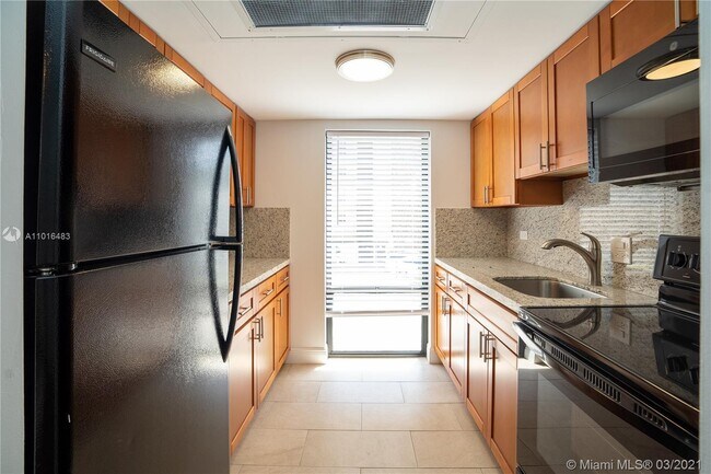 Building Photo - 2100 NE 33rd Ave