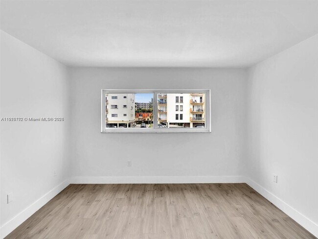 Foto del edificio - 3626 NE 168th St