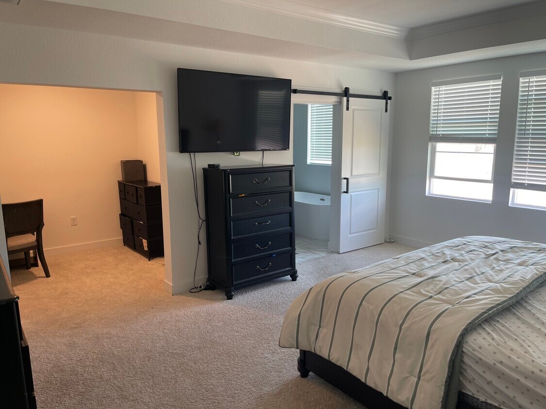 Foto principal - 15980 Mavericks Ln