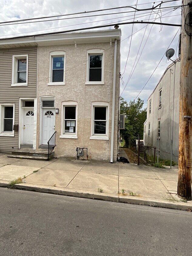 Primary Photo - 442 E Moore St