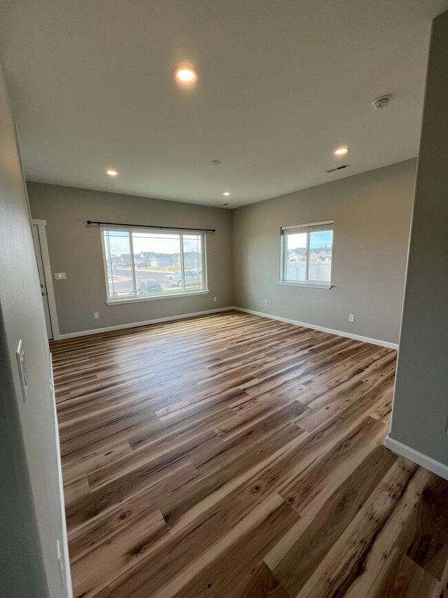 Building Photo - Beautiful Duplex in Ephrata