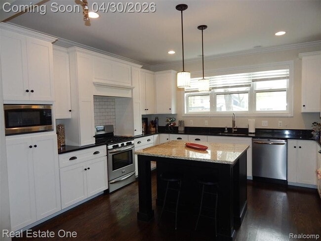 Building Photo - 714 E University Ave