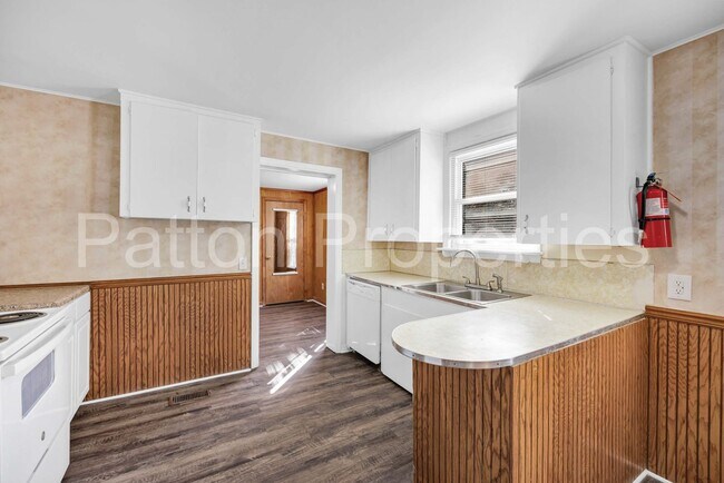 Building Photo - Rosewood Home