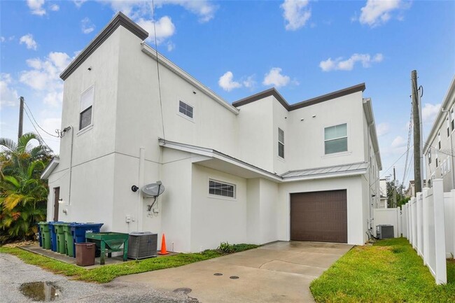 Building Photo - 403 S Melville Ave