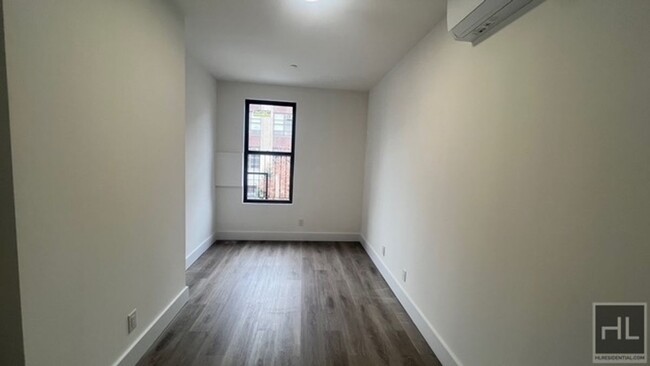 Foto del edificio - FRESHLY GUT RENOVATED LARGE 1 BEDROOM ROGE...