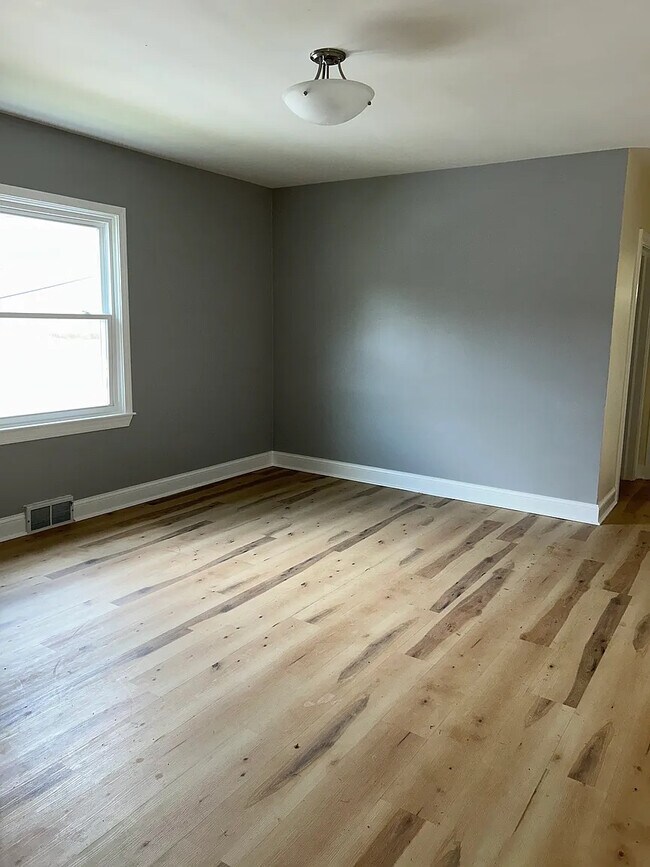 Foto del edificio - Room in Duplex on Richardson Ave