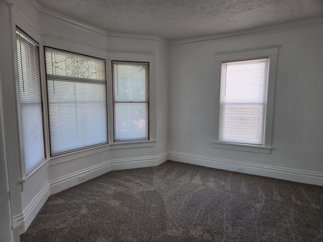 Foto del edificio - 3 Bedroom with New Flooring !