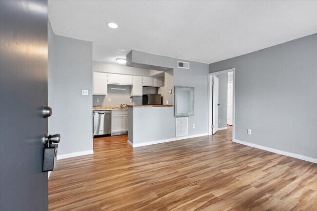 Foto del edificio - 13151 Walden Rd