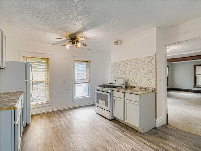 Building Photo - 597 Geranium Ave E