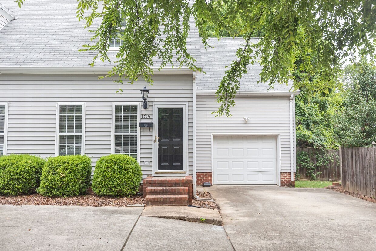 TH - End Unit Close to Downtown! Just Pai... - TH - End Unit Close to Downtown!  Just Pai...