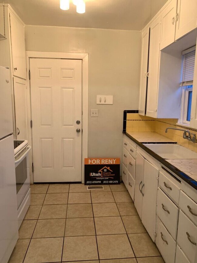 Building Photo - 3 bdrm 1 bath Home- Dog Friendly