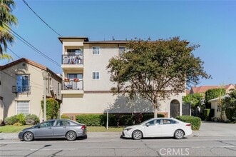 Building Photo - 909 E Chevy Chase Dr