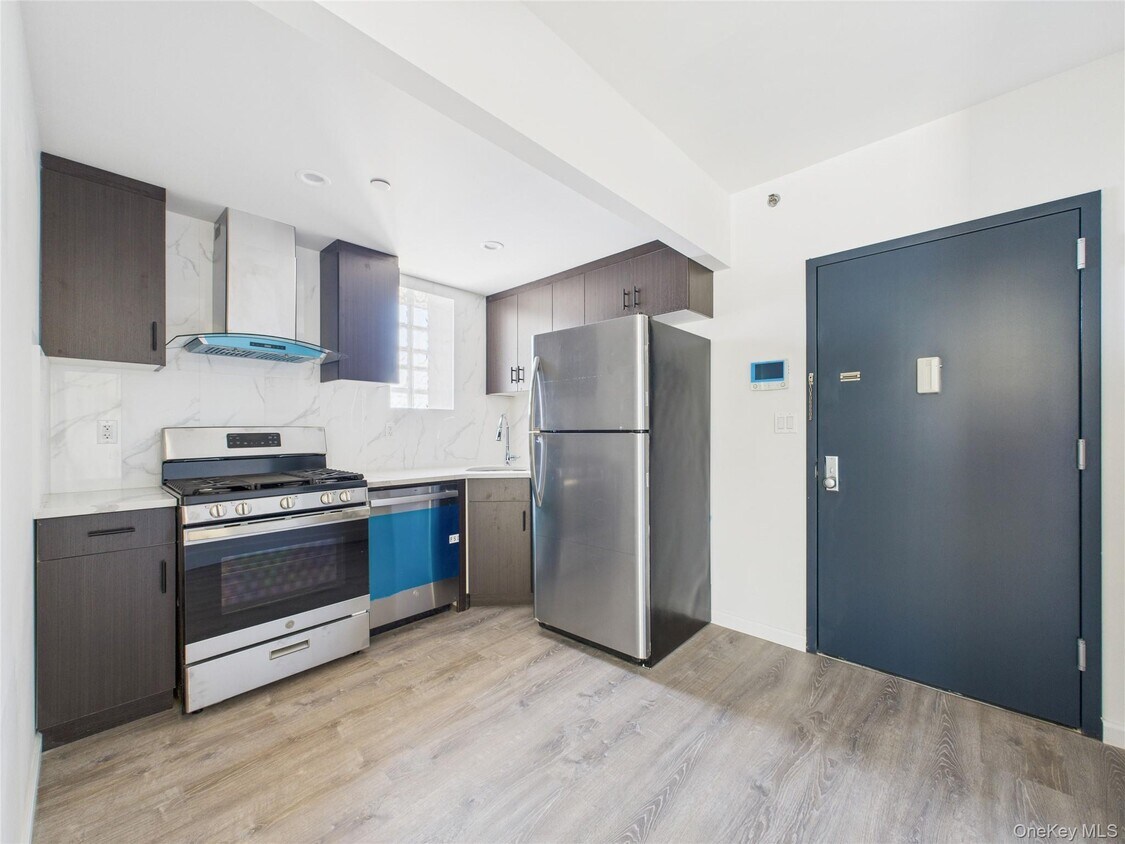 Foto principal - 97-30 64th Ave