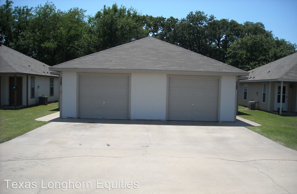 2828 James Rd, Granbury, TX 76049 Condo for Rent in Granbury, TX