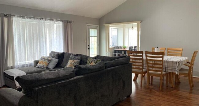 Building Photo - 22527 Rockgate Dr