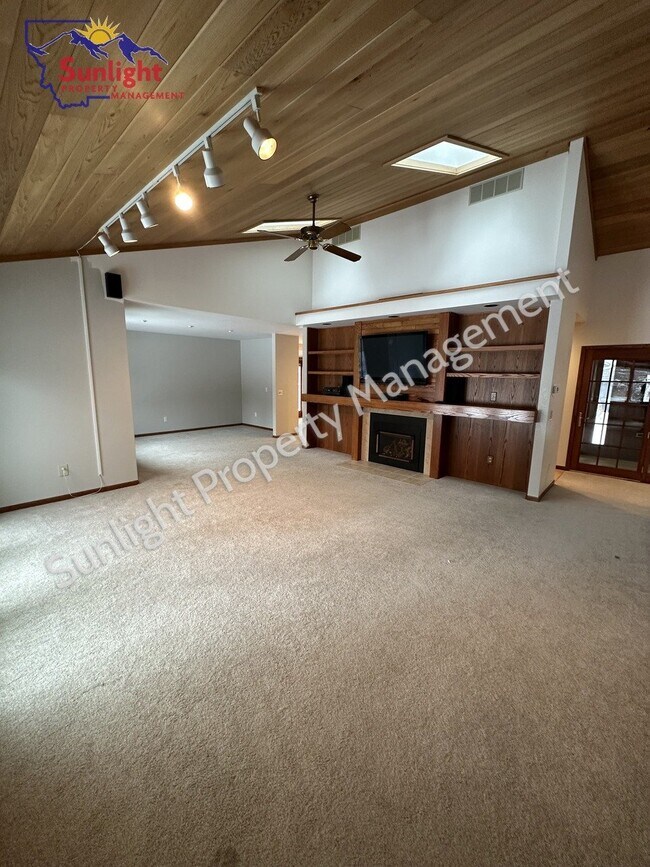 Foto del edificio - 4-Bedroom Retreat with 3.5 Baths in Billings – 4,378 Sq. Ft. of Comfort on Rimrock Road!