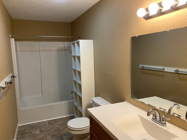 Building Photo - 605 Hillview Dr