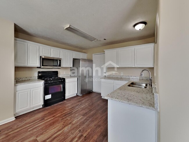 Foto del edificio - 9015 Melody Park Ln