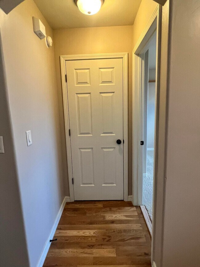 Foto del edificio - 485 Canyon Crest Dr W