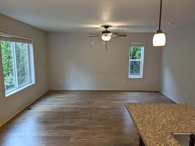 Building Photo - 407-409 Madrona Ave SE