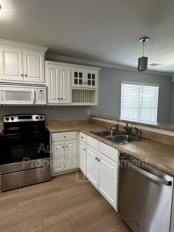 Building Photo - 2120 Whitney S Dr