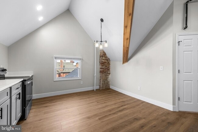 Building Photo - 320 W King St