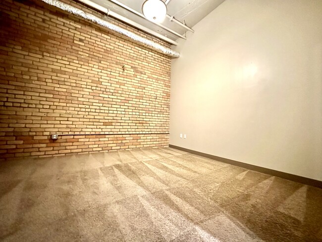 Foto del edificio - 302 S Lake Ave