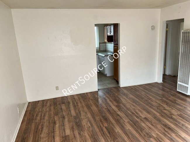 Foto del edificio - 2 Bedroom Duplex For Rent in Barstow