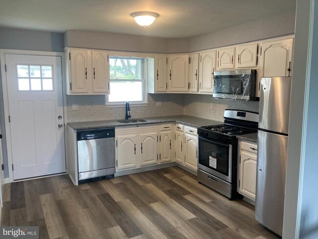 Building Photo - 2945 Windsor Dr