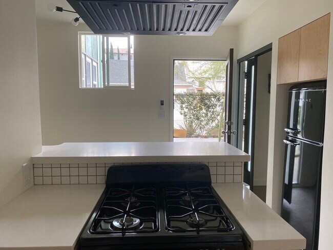 kitchen - 572 N Virgil Ave