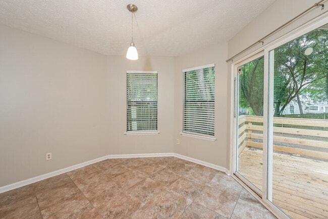 Foto del edificio - 6052 Creekford Dr