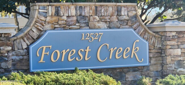 Foto del edificio - 1716 Forest Lake Cir W