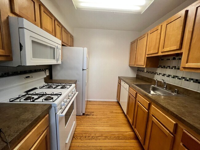 Foto del edificio - Charming 3 BR/1.5 BA Condo in Columbia Hei...