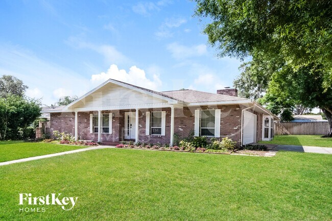 Foto del edificio - 815 Lake Elbert Ct