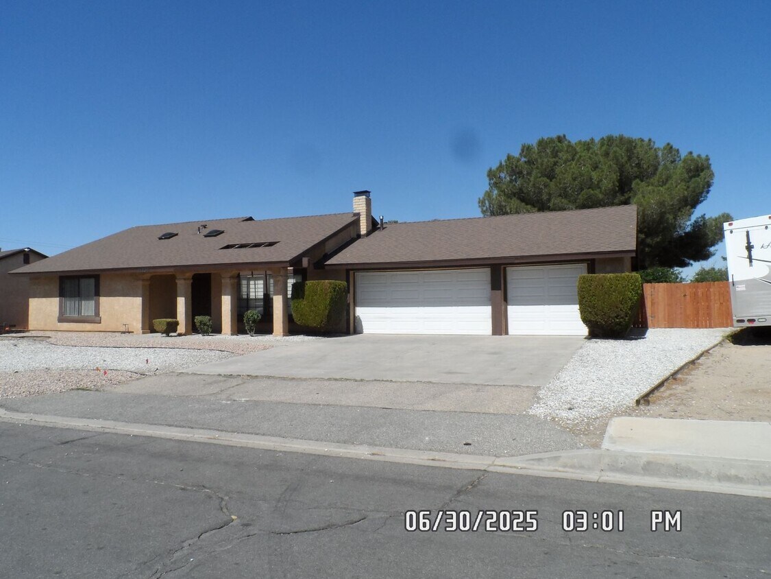 Foto principal - 3 Bedrooms, 2 Bathrooms, 3 Car Garage, Fir...