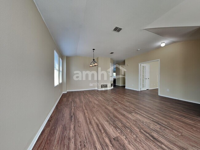 Foto del edificio - 101 Long Prairie Dr