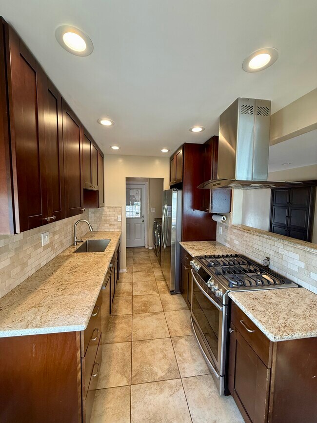 Building Photo - 1720 Midvale Dr