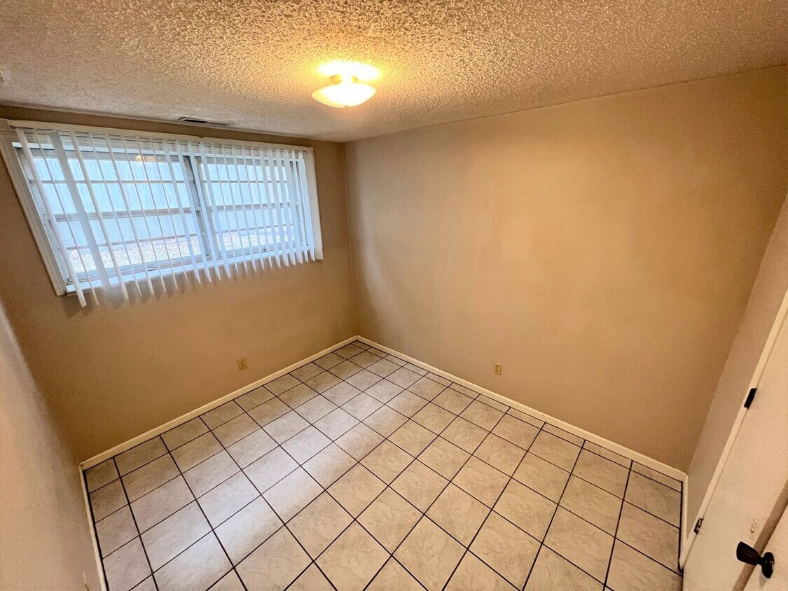 Foto principal - Spacious, 2 Bdr, 1 Bath Apt One Block east...