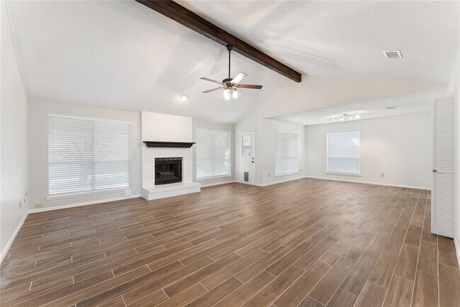 Foto del edificio - 15406 Willow River Dr