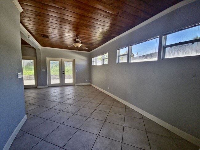 Building Photo - Glimpse Lake Minneola from the heart of do...